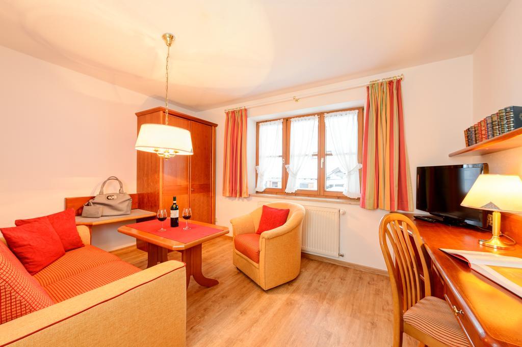Familien- Und Wellnesshotel "Viktoria" Оберстдорф Екстер'єр фото