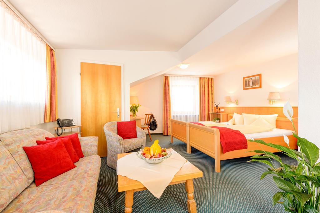 Familien- Und Wellnesshotel "Viktoria" Оберстдорф Екстер'єр фото